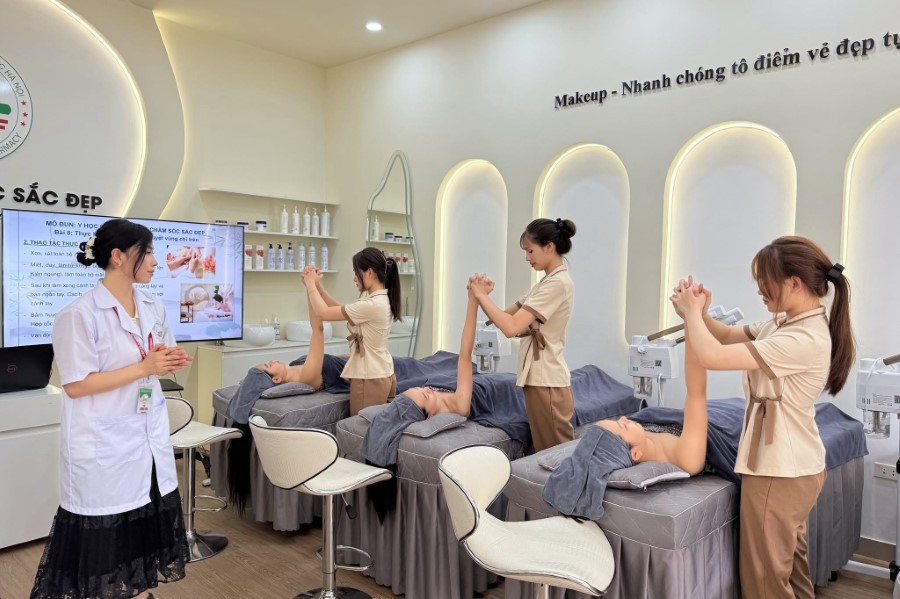 Trường Cao đẳng Dược H&agrave; Nội l&agrave; một trong những địa chỉ đ&aacute;ng tin cậy học ng&agrave;nh Chăm s&oacute;c sắc đẹp với nhiều ưu điểm nổi bật